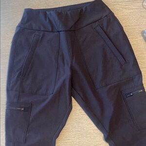 Athleta Headlands Hybrid cargo leggings size 4